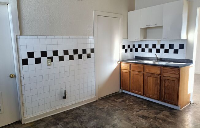 2 beds, 1 bath, $895, Unit Lower Rear