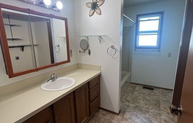 2 beds, 1 bath, 970 sqft, $1,650