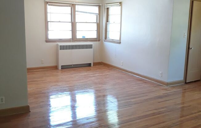 2 Bed/1 Bath Apt- Upper-level unit with Remodeled Bath - Available August 1st!
