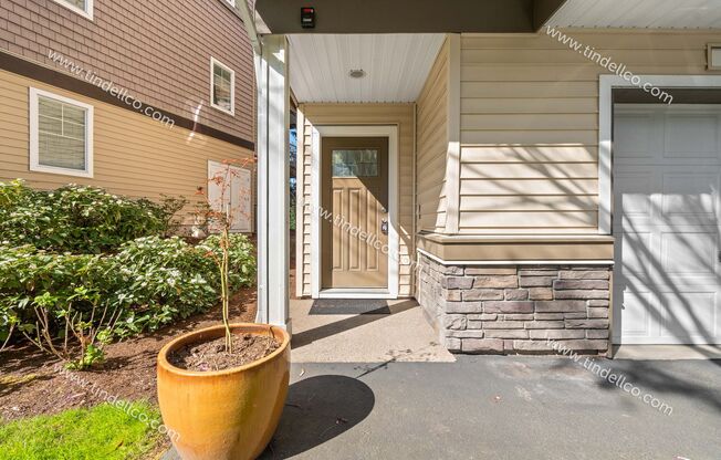 Charming Townhome w/ Peaceful Lake View, Fireplace, Balcony & More Near Progress Ridge!