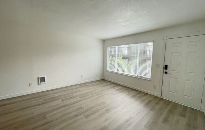 3 beds, 1 bath, 990 sqft, $1,755, Unit 60