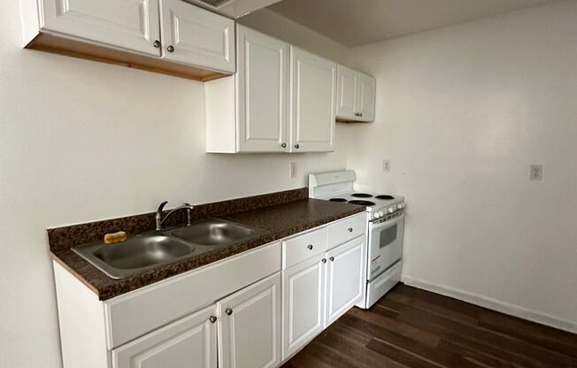 1 bed, 1 bath, $750, Unit B2