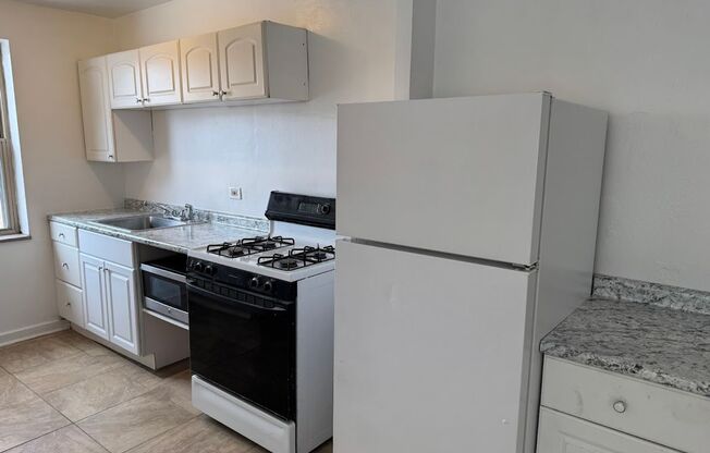 3 beds, 1 bath, $2,175, Unit 116B