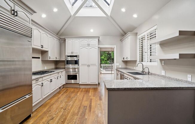 Elegant Los Altos Townhouse Near Redwood Grove & Shoup Park