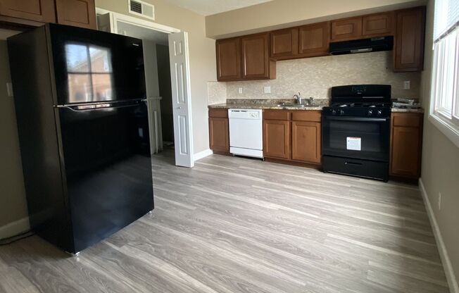 2 beds, 1 bath, $999, Unit 4