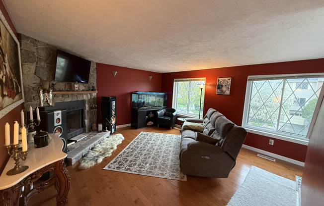 7 ROLLINS CT