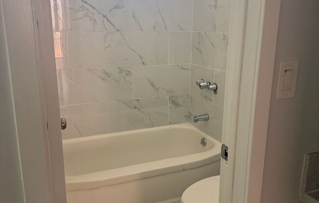 Charming 1 Bedroom Apartment with Pool, Patio & Flexible Month-to-Month Lease
