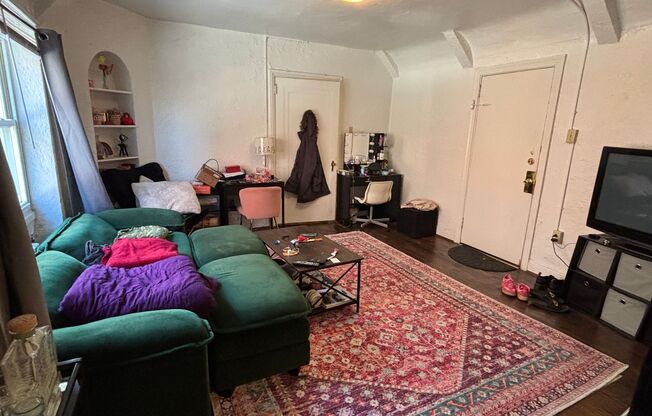 Tudor Hall~ Shadyside on the boarder of Oakland and Bloomfield~ convenient walkable location