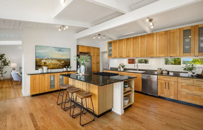 4 beds, 2.5 baths, $6,300