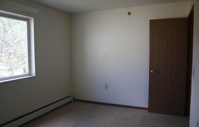 2 beds, 1 bath, $1,095, Unit 300-201