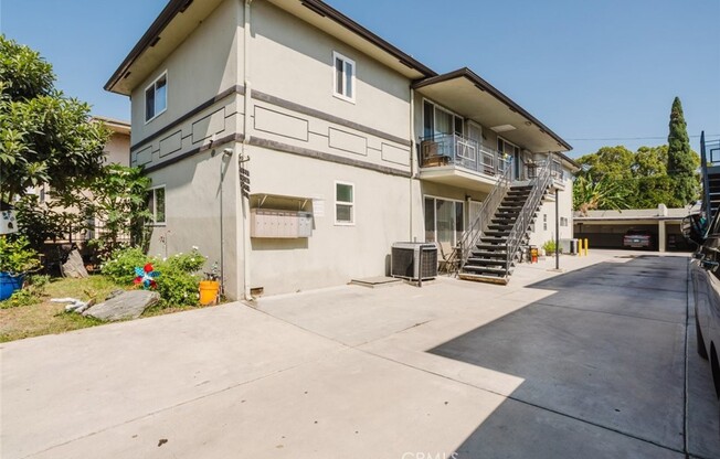 3131 PERLITA AVE