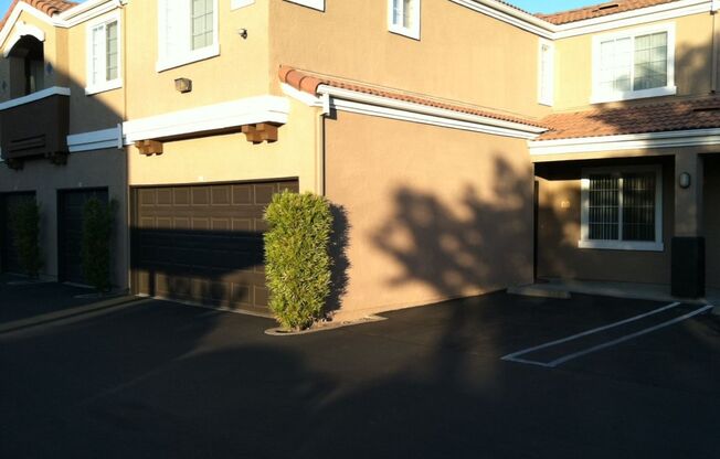 Beautiful 3 Bedroom 2 Bath Townhome and Garage in Altura Villas!