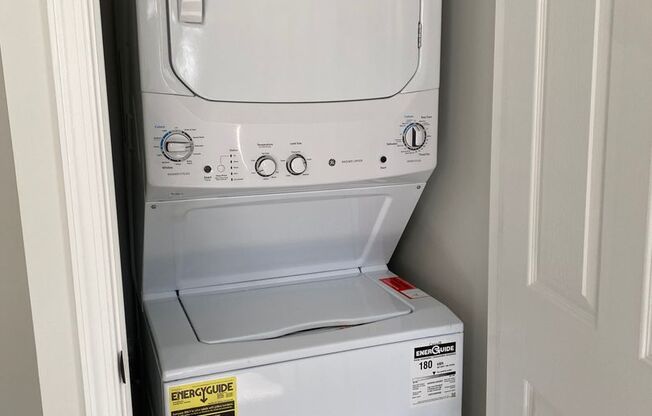 2 beds, 1 bath, $1,900, Unit 202