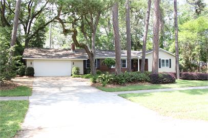 Gorgeous 4/3 Home with fenced yard and garage