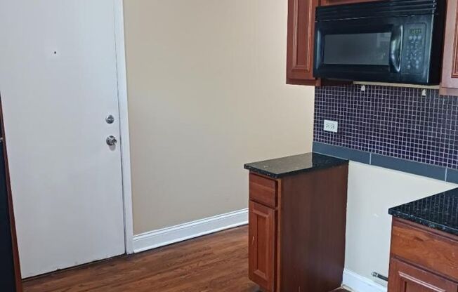 2 beds, 1 bath, $1,350, Unit 208-1W