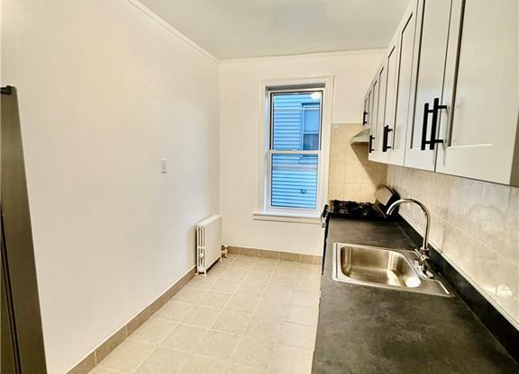 2 beds, 1 bath, 850 sqft, $2,400, Unit 2R