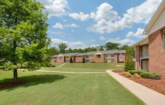 Mountain View Apartment Homes, Tuscaloosa, AL, Exterior with well maintained grounds