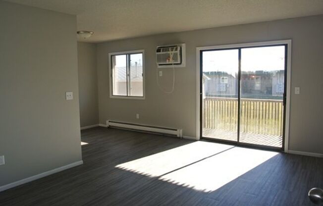 2 beds, 1 bath, $695, Unit 2