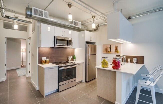 1 bed, 1 bath, 655 sqft, $1,800, Unit M06