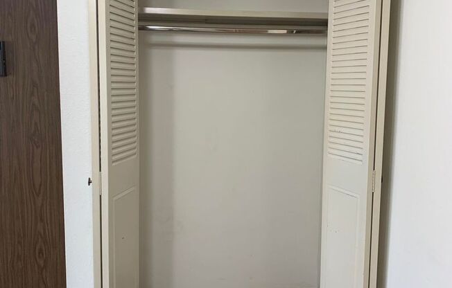 2 beds, 1 bath, $825, Unit 1502-23