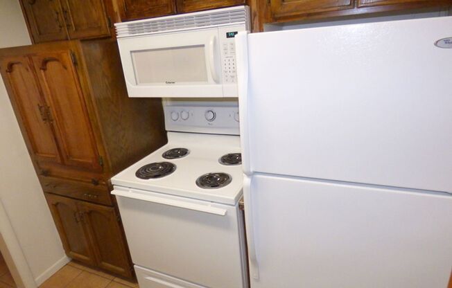 520 Berwyn Lane - Three Bedroom Home w/Central Air & Detached Garage! *Available Now*