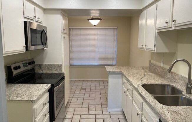 Villa Pacific: Blocks To The Beach! Dual Master 2 Bedroom 2.5 Bath Attached Townhouse,