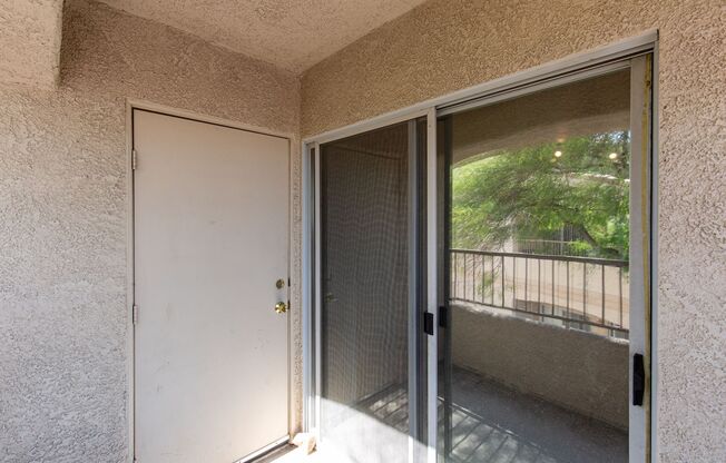 2 beds, 2 baths, $1,250, Unit Bldg KK