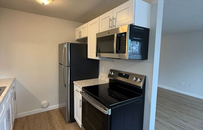 1 bed, 1 bath, 590 sqft, $1,395, Unit 924