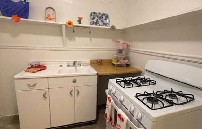 1 bed, 1 bath, 750 sqft, $1,325, Unit 218-7