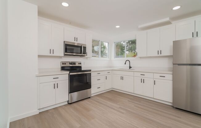 Modern Comfort Meets Burien Charm – Remodeled 4-Bed Oasis with Fenced Yard & Patio!