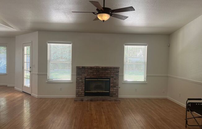 $2,195 Bullard & Figarden, 3 Bedroom - N. Tracy Ave, Fresno - Figarden Loop