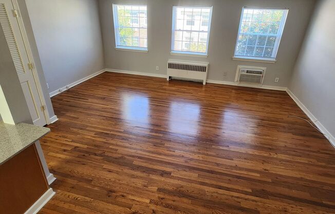 2 beds, 1 bath, 897 sqft, $2,335, Unit B-08