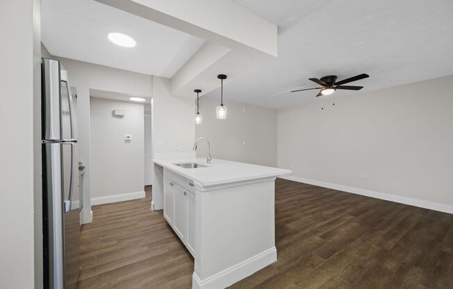 2 beds, 1 bath, 740 sqft, $1,595, Unit 202