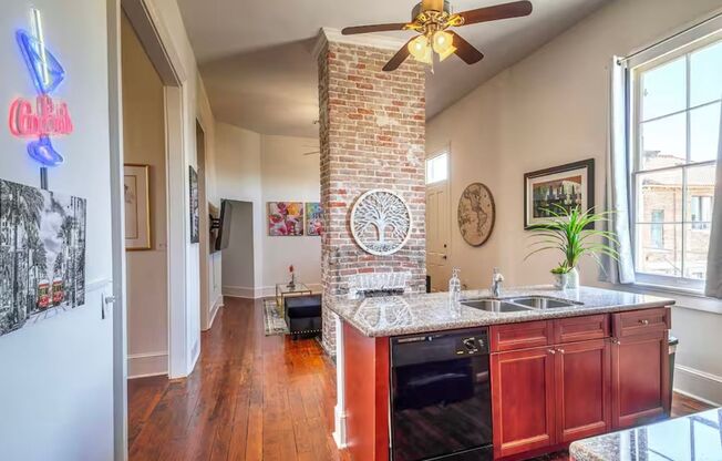 Historic, Renovated 3BR with Wrap-Around Balcony Near St. Charles