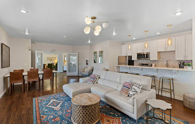 Luxious Living Room with Plank Flooring, Artistic Overhead Lighting, and Expertly Decorated Space at Serra Vista Apartment Homes, Lynnwood, WA