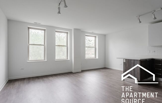 Stylish 2 Bed in Uptown - Steps from the Beach, Transit & More!