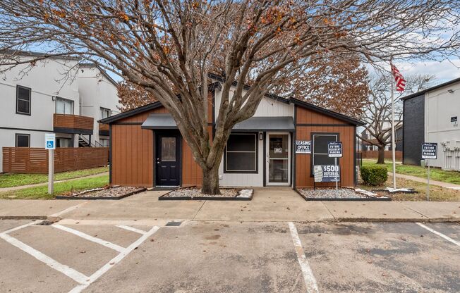 2 beds, 1 bath, 743 sqft, $1,500, Unit 17