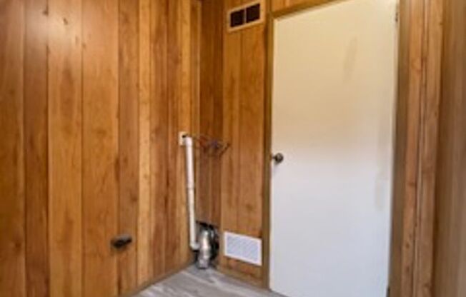 3 Bedroom, 1 Bath Single Family Home in Elkhart!