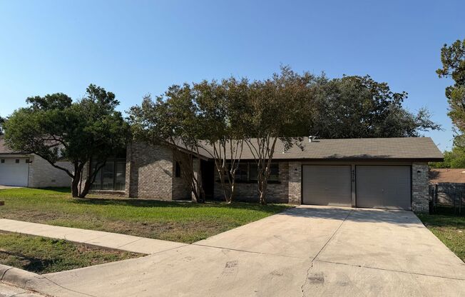 WELCOME HOME TO NORTHERN HILLS GOLF COMMUNITY! THIS ONE-STORY 3 BEDROOM HOME FEATURES CATHEDRAL CEILINGS & FIREPLACE IN LIVING*NEISD SCHOOLS