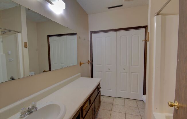 2 beds, 1 bath, $895, Unit Apt B