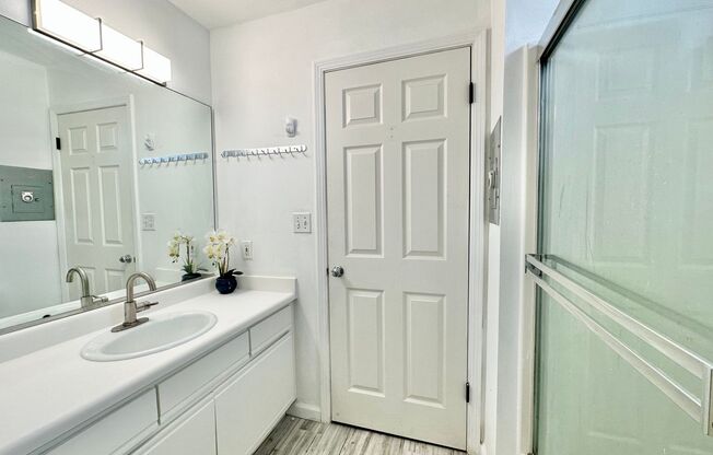 Epic REA: Bright Top Floor Corner Studio with Built-in Murphy Bed in SOMA