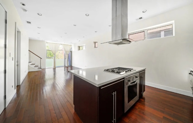 2738 N.Southport Ave