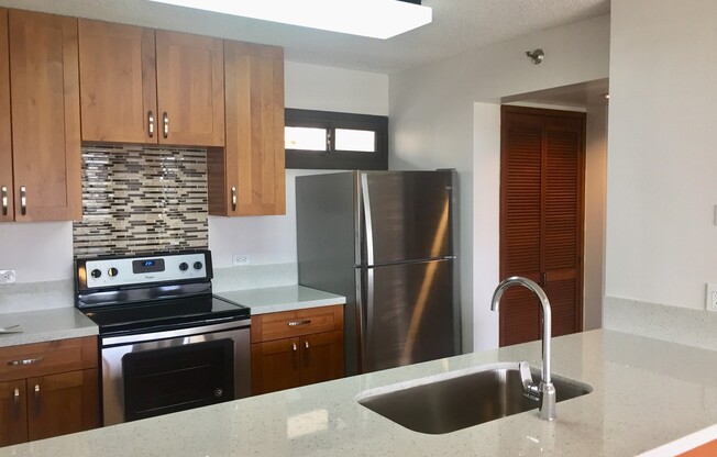 Salt Lake - Country Club Plaza: Remodeled 2 bed 2 bath condo w/ 1 parking