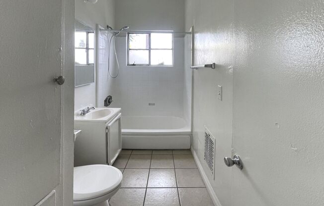 4th Street Apartments...Gorgeous Newly Remodeled Apartments...Great Location! CALL NOW!