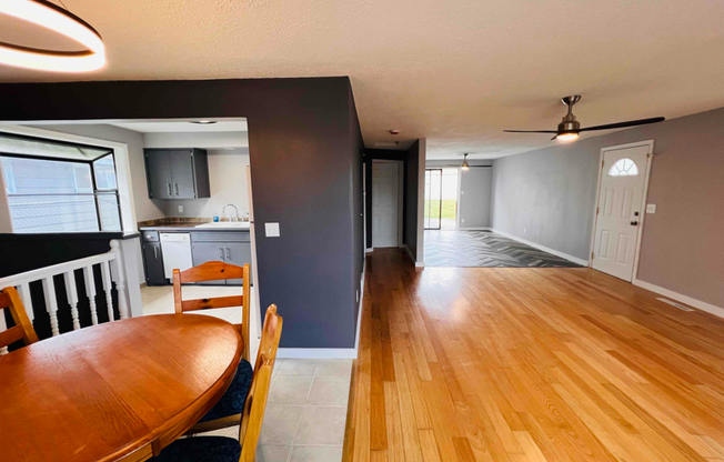 6127 N REGAL