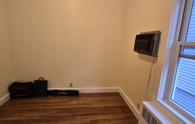 3 beds, 1 bath, 1,050 sqft, $2,850, Unit 2