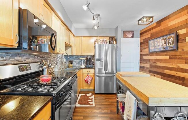 2121 N Cambridge Ave