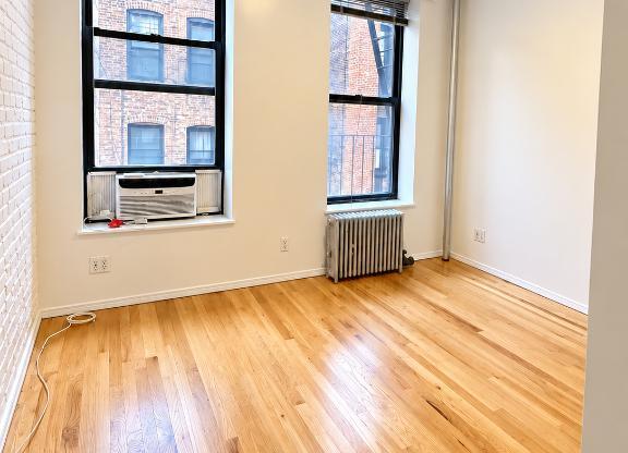 52 MACDOUGAL ST