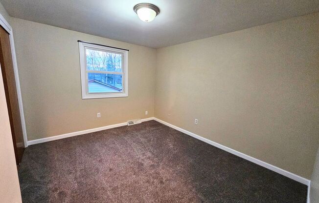 3 beds, 1 bath, $1,550, Unit Upper Unit