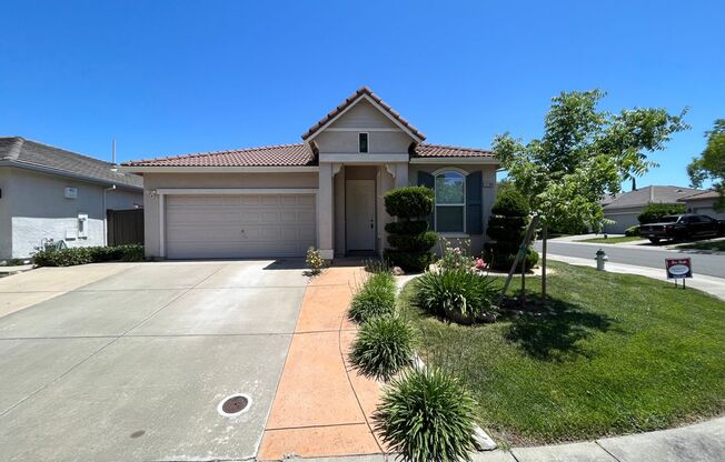 Beautiful 3 bed 2 bath home for rent in Natomas!